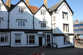 Гостиница The George Hotel Stansted Airport  Бишопс-Стортфорд